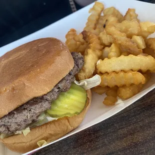 Single classic hamburger w/ fries