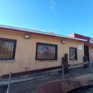 the outside of the restaurant