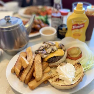 If family can't decide b/t burgers and Chinese food, Kenny's is the place. I was happy w my delicious and juicy mushroom cheese burger