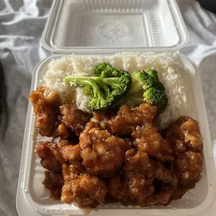 L20. General Tso&apos;s Chicken Lunch Special