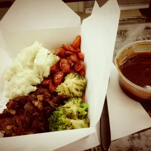 Mashed potatoes, braised beef, carrots and broccoli, with gravy. This was delicious, ate it in about 5 minutes.