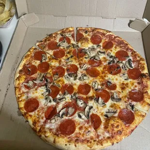 Mushroom and pepperoni pizza