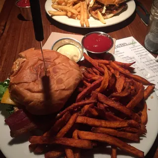 BBQ PULLED PORK SANDWICH