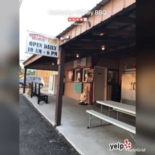 the outside of the restaurant
