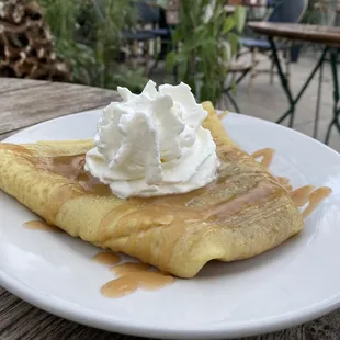 Caramel apple crêpe