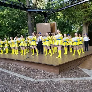 Great preshow w/Hillview budding stage group.