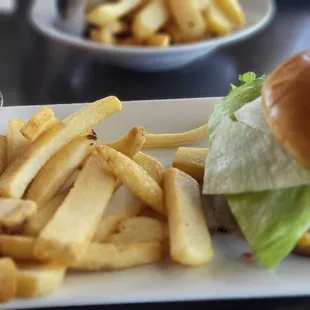 Classic burger w steak fries