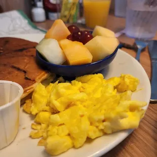 a plate of breakfast food