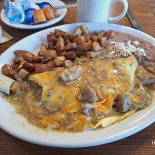 We ordered the Chile Verde omelet and Chile Verde nachos. They were the Bomb. Service was excellent.