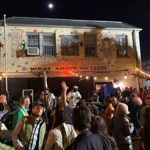 a large crowd of people outside