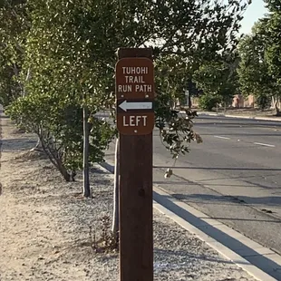 Signage directing runners to Tuhohi trail run path