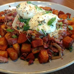 Corned beef and poached eggs on home fries