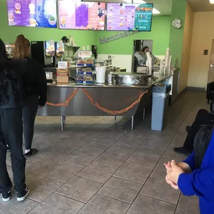 This girl is rockin' the juice bar, despite technical challenges