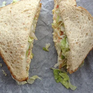 Egg salad sammich with lettuce tomato and onion!