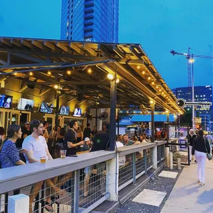a crowd of people sitting at a bar
