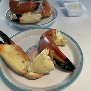 a crab claw on a plate
