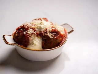 Mama Devechios Pizzeria