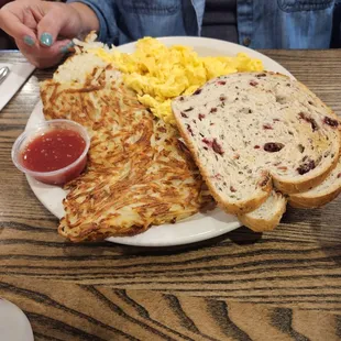 Scrambled Eggs, hashbrowns and toast