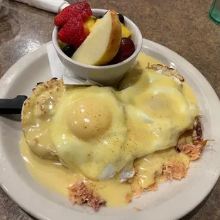 Smoked salmon eggs Benedict