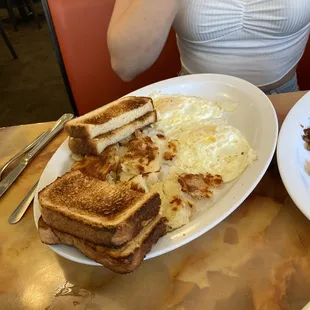 a plate of breakfast food