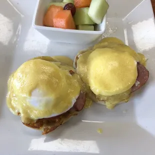 Eggs Benedict with fruit
