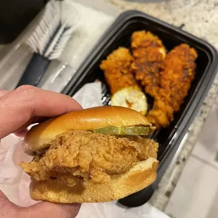 food, chicken wings and fried chicken