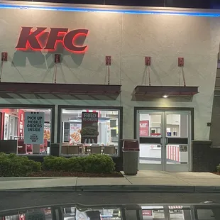 EMPTY STORE BECAUSE OF BAD CHICKEN!!!!  NO FLAVOR!!!   HARD FRIED CHICKEN!!! THREW IT IN THE TRASH