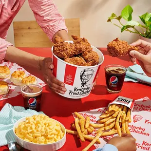 a table full of fried chicken and macaroni and cheese fries