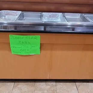 Buffet sign stating masks are mandatory when around food