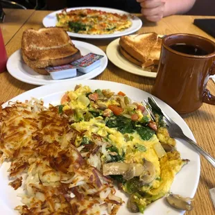 Veggie omelette &amp; hash browns