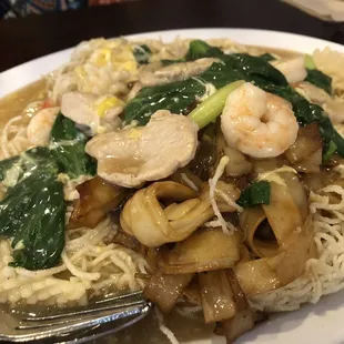 Noodles with seafood and various meats
