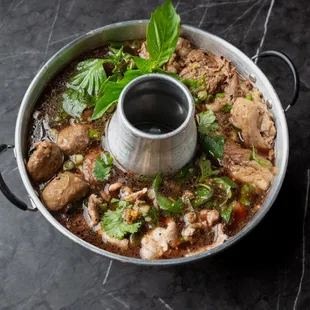 Khamdee More Fire (Everything Hotpot) 
Our recommend!!!Stewed beef, sliced pork, pork liver, meatballs, morning glory, garlic, Chinese