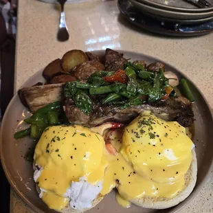 Kra pao short rib benedict