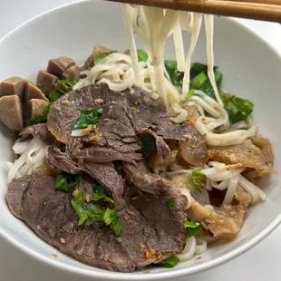 Thai Noodles Beef Strew