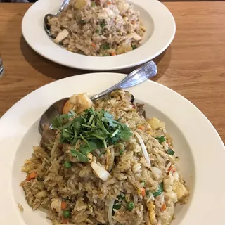 402. Khao Pad Sapparod / Pineapple Fried Rice