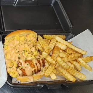 Smasher Sandwich 
(Queso mac &amp; cheese chick'n sandwich)