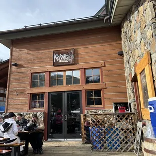 the outside of the restaurant