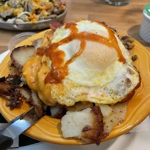 a plate of breakfast food