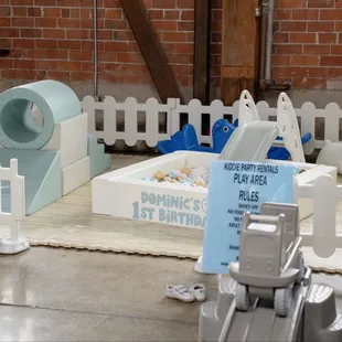 Medium size play area with two cars