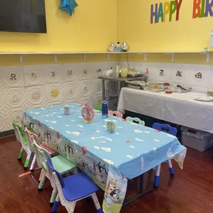 Same with this setup--we used our own table covers.