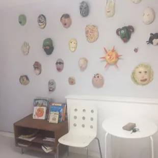 The entrance..some chairs and a table To wait