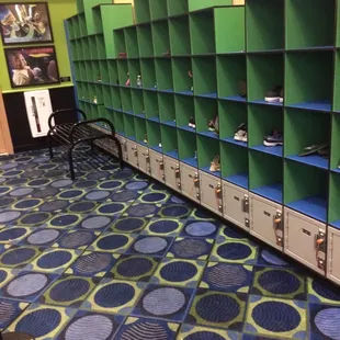 Huge facility (no pictures! Great policy!) and lockers for belongings aka just for shoes :)