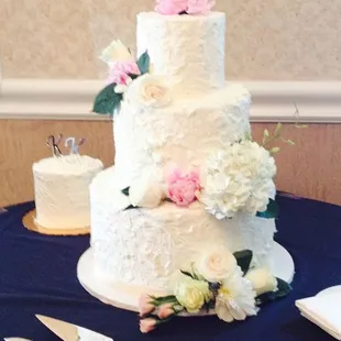 Our perfect wedding cake from Kiedrowski&apos;s!