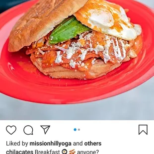 Breakfast torta de Chilaquiles rojos.