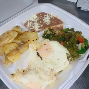 Breakfast on the go! Huevos con nopalitos para llevar.