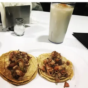 Taquitos de Tripitas con Agua fresca de Horchata.