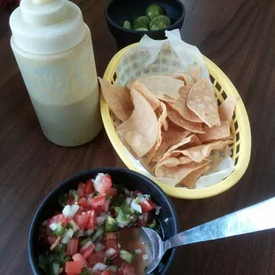 Chips, pico, limes, sauce.