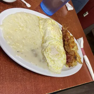 Eggs, grits and bacon.