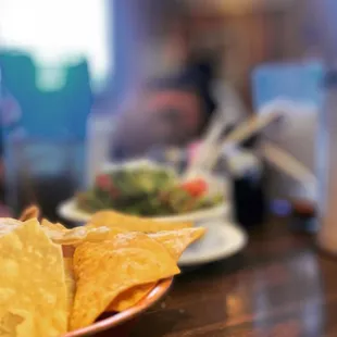 Small guacamole with chips