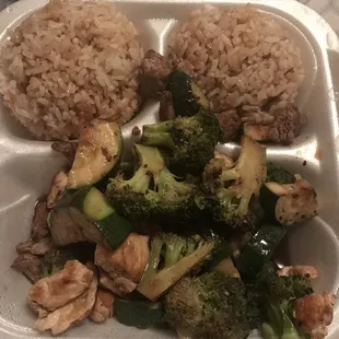 I ordered hibachi chicken &amp; steak (no broccoli &amp; no mushrooms). I see broccoli but no onions.